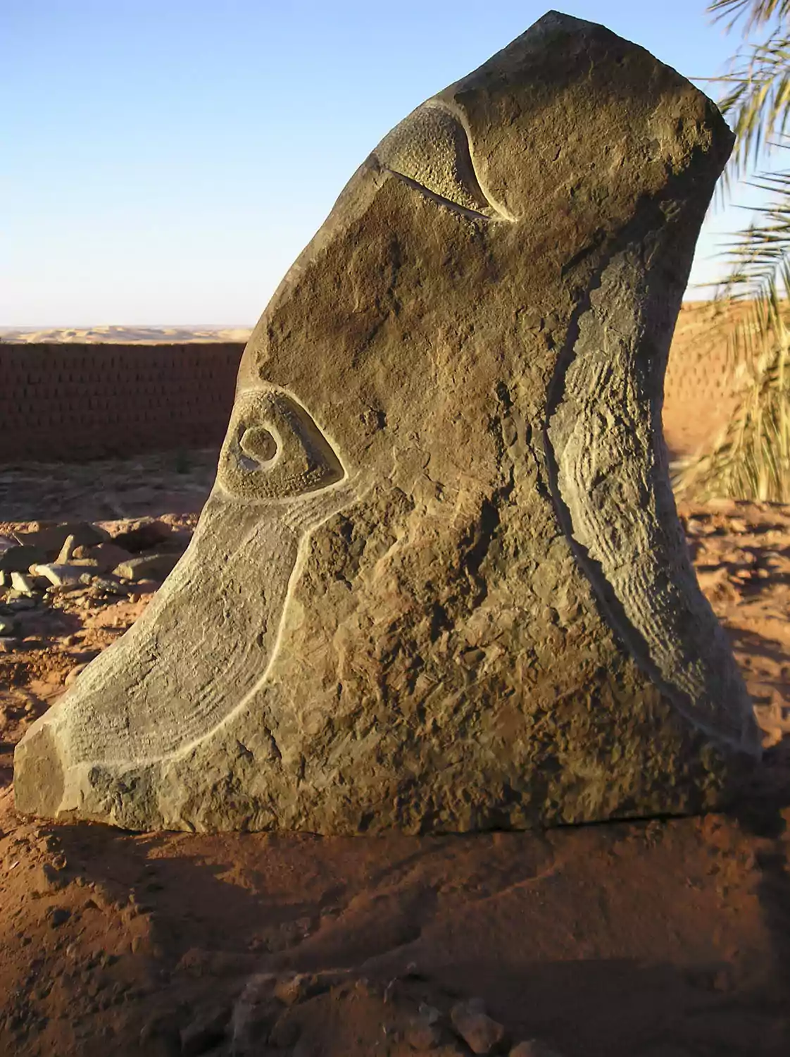 Sculpture Philippe Ardy "Mon cousin le sourd", Grès du Sahara (2006)